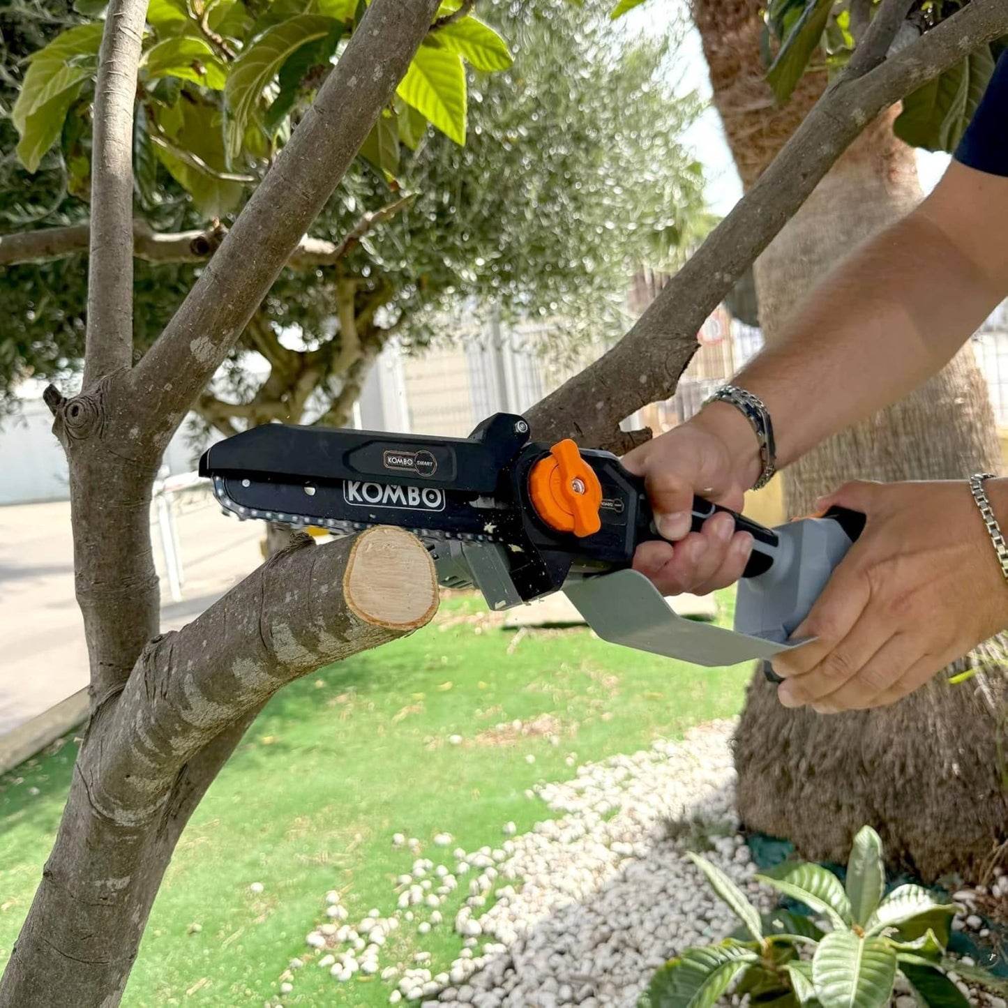 Motosega a batteria Taglio max 13 cm 12V con batteria inclusa